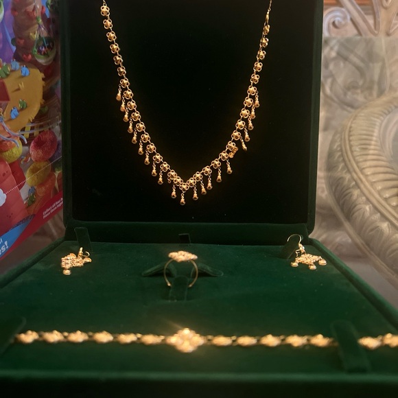 Elegant Gold Necklace - Picture 8 of 8